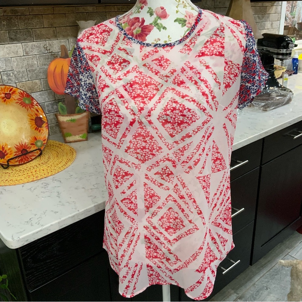 CAbi #732 Coquette Top Blouse
Size XS
Sheer Lightweight
Keyhole Accent